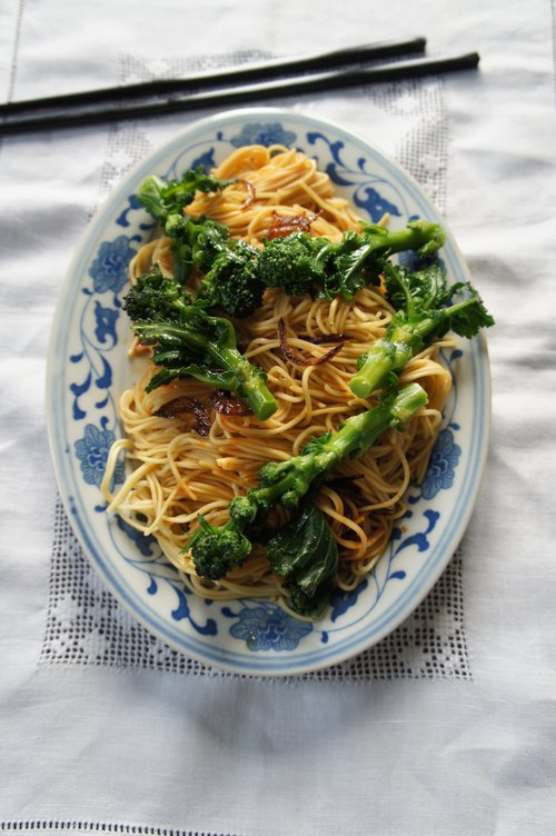 Dry tossed noodles with sprouting broccoli